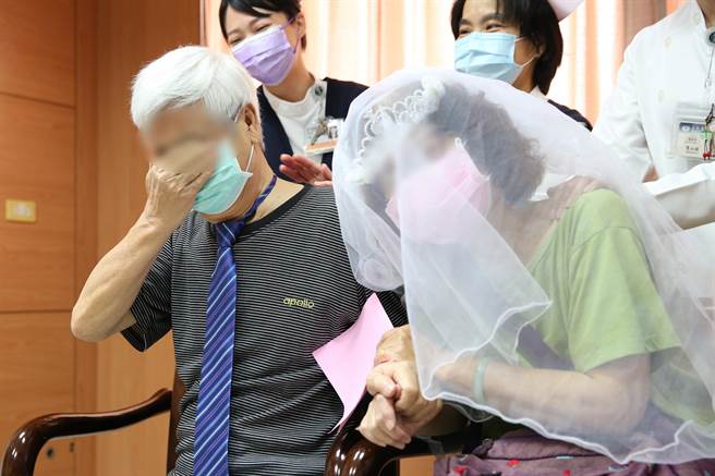70多岁的王姓夫妻，因染疫重症，治疗1个多月出院，慈济医护团队准备了小惊喜，为他们戴上头纱、领带，庆祝50年金婚，让这对夫妻非常感动。（慈济医院提供／王志伟花莲传真）