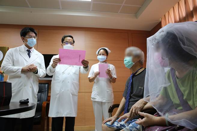 花莲慈院林欣荣院长(左二)，为王先生夫妻主持金婚典礼，并送上祝福。（慈济医院提供／王志伟花莲传真）