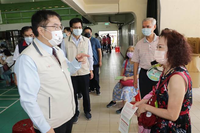 台南市长黄伟哲今早视察东区大型接种站情况。(台南市政府提供／曹婷婷台南传真)