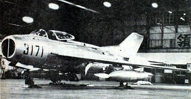 1977年，范园焱义士所驾驶仿制苏联米格十九型的歼六型战斗机（编号3171）。(姚琢奇摄)