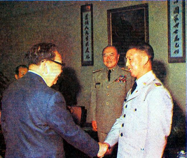 1977年，行政院蒋经国院长接见反共义士范园焱中校。(中时摄影组摄)