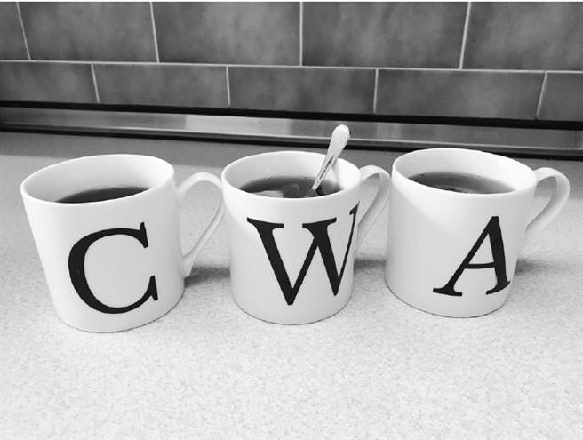 我們公司的tea round以組為單位，人數比較少，常常一次只需要泡三杯茶就好。(圖／《大不列顛小怪僻》/時報出版)