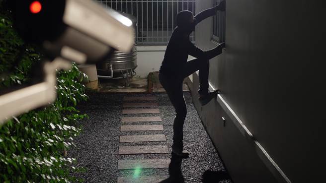 英国一名女子日前发现家中有陌生人闯入，而且还在她家拉屎，让她气得报警。图片为示意图非本人（图／shutterstock）