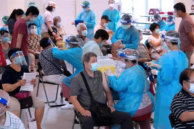 台湾疫情蔓延，前总统马英九希望能尽快有足够疫苗供国人施打。图为新北市三重综合体育馆接种疫苗状况。（资料照／黄世麒摄）