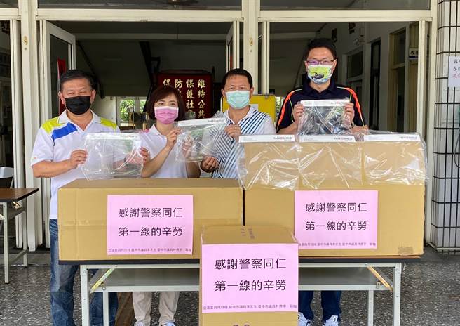 中市立委何欣纯8日与多位市议员，前往太平及雾峰分局，各致赠800个防护面罩给员警。（何欣纯服务处提供／黄国峰台中传真）