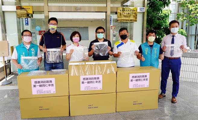 中市立委何欣纯8日与多位市议员，前往台中市消防局第三大队，致赠1500个防护面罩给消防员。（何欣纯服务处提供／黄国峰台中传真）