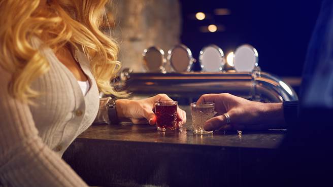 一名女子在酒吧認識男子後與他回家，在廁所發現女性用品，驚覺自己差點介入別人的感情。圖片為示意圖非本人（圖／shutterstock）