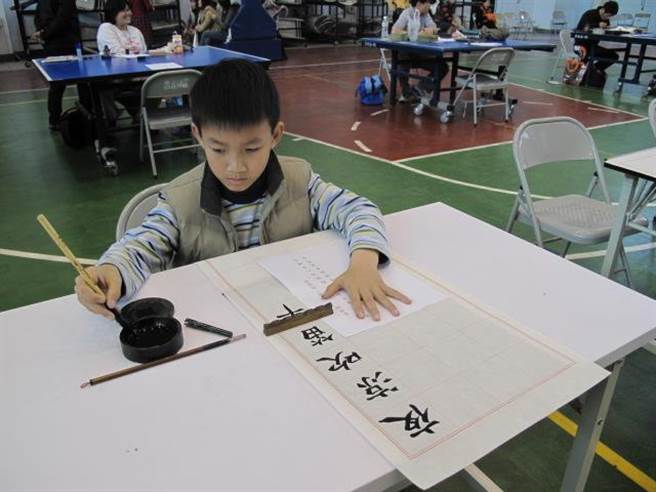 嘉義市警察局鼓勵青少年寫書法參加比賽拿獎。（嘉義市警察局提供）