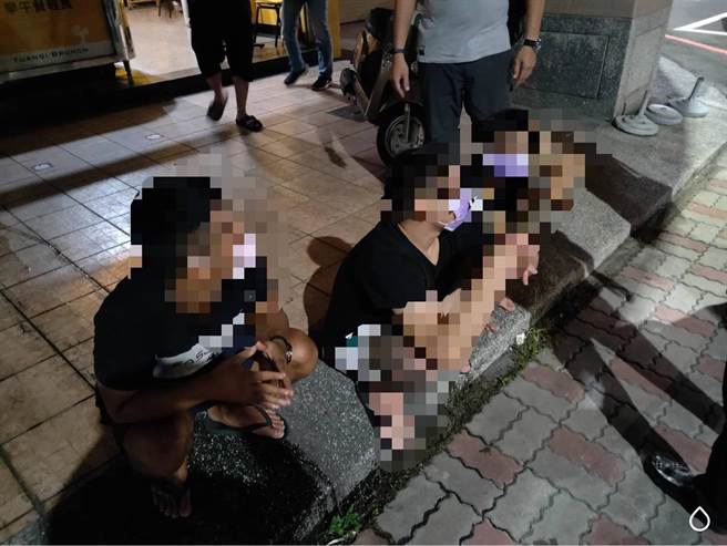 警方在仁武区逮获打人又掳人的2嫌，被害人（右）所幸仅头、手受伤无大碍。（读者提供／石秀华高雄传真）
