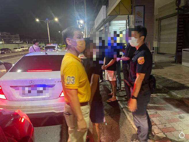 警方锁定嫌犯驾驶宾士车押人，以车追人，2小时后破案。（读者提供／石秀华高雄传真）