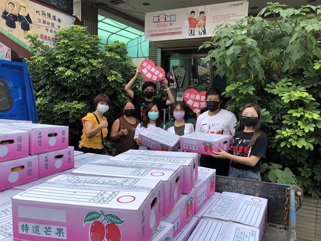 一群台南善心人士向农民认购100箱芒果，捐赠给北台南家扶中心和南台南家扶中心。(北台南家扶中心提供／曹婷婷台南传真)