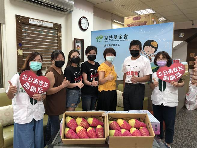 一群台南善心人士向农民认购100箱芒果，捐赠给北台南家扶中心和南台南家扶中心。(北台南家扶中心提供／曹婷婷台南传真)