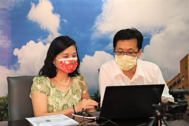 中臺科大陳錦杏校長(左)與人工智慧健康管理系(AI系)林俊榮主任(右) 主持開幕致詞。（圖/中臺科大提供）