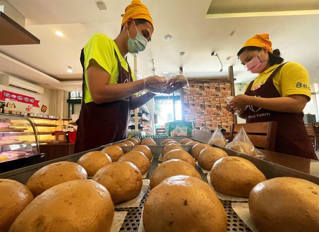 牧心庇护工场復工，又可以上班赚钱，憨儿们都很开心。（庄哲权摄）