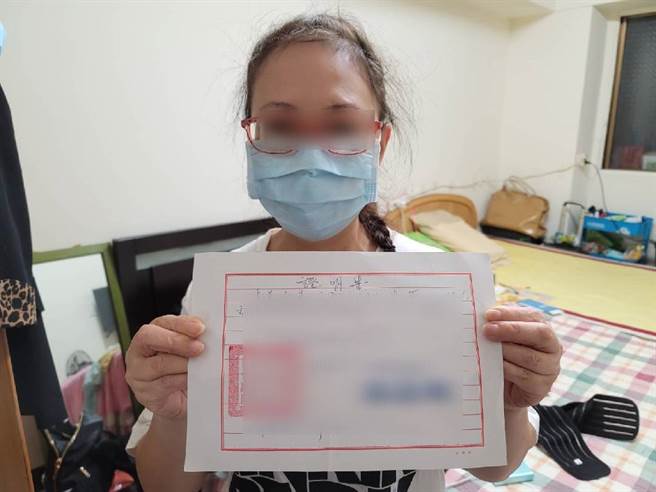 新住民郑小姐控诉，申请纾困借款用简体写证明遭酸，吴姓前里长做出回应。（照片/游定刚 拍摄）