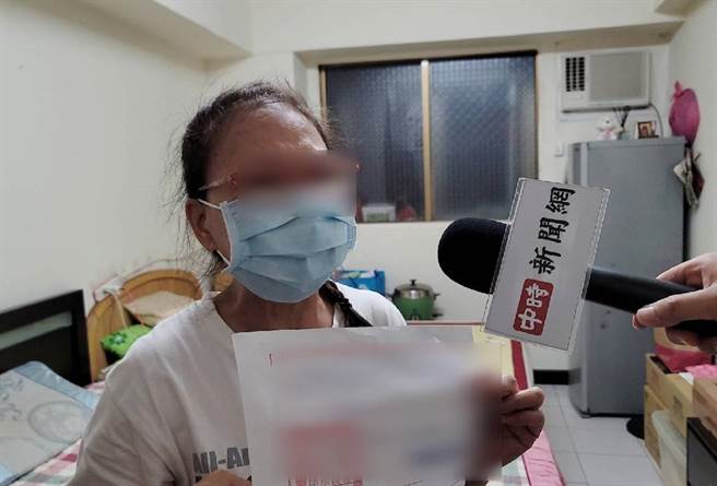来自大陆福建，离乡背井21年的郑小姐，因疫情摆摊全暂停，完全零收入的她，却缴不出房租了。（照片/游定刚 拍摄）