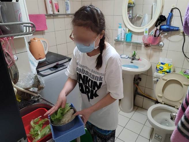 煮饭、洗衣及盥洗全得在狭小厕所里作业，经济陷入困境的郑小姐苦嘆，也没有办法，只能这样了。（照片/游定刚 拍摄）