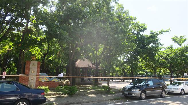 位在员林市区的三和公园将改建地下停车场，包商9日起将把整片基地四周架起围篱，先将公园内树木断根后，再进行移植，并拆除凉亭、游具和篮球场等地上物。（谢琼云摄）