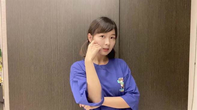 籃籃教觀眾居家自拍姿勢。（民視提供）