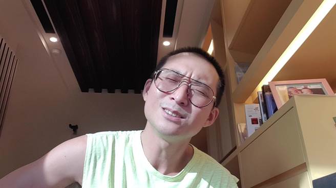 浩子防疫期間常自彈自唱，精進唱功。（民視提供）