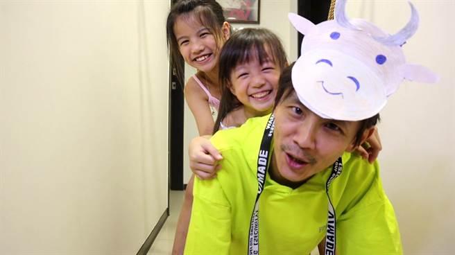 阿翔扮演「牛」，載著女兒快樂出航。（民視提供）