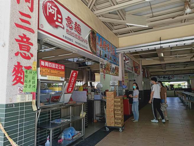 台南市鹽水觀光美食城共計29家商家，5月疫情爆發後，僅存5家仍繼續營業。（張毓翎攝）