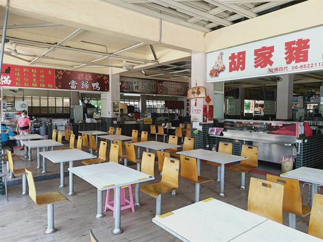 中央宣布7月12日後餐飲場所可開放內用，不少業者聽聞後紛紛鬆了一口氣。（張毓翎攝）
