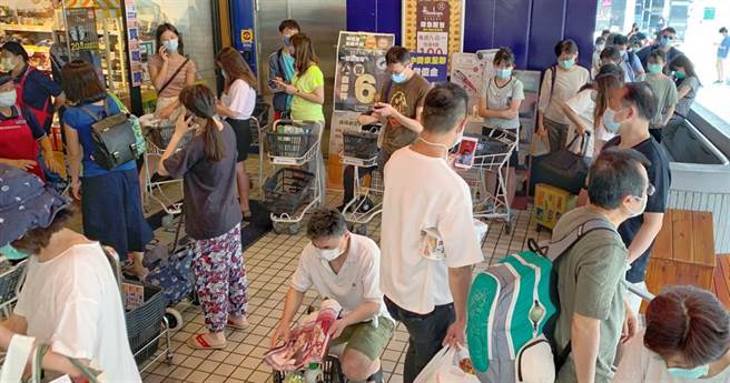 微解封指引公布，不过由于规定繁琐，到底哪些地方开放？松绑到甚么程度？依然让许多人搞不懂。图为三级警戒延长后，卖场出现抢买潮。(本报资料照)