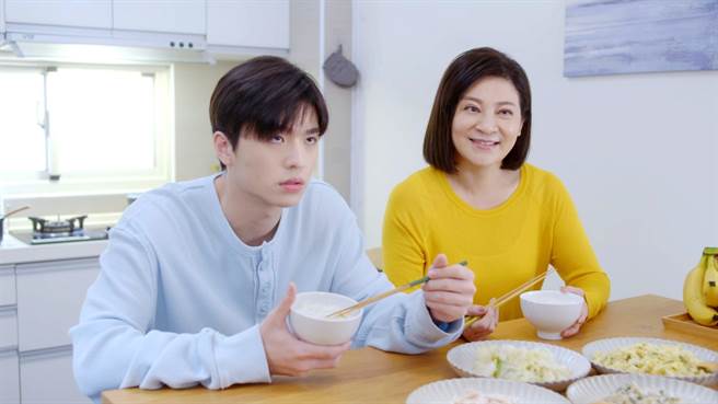 王彩樺飾演王碩瀚的媽媽。（Vidol提供）