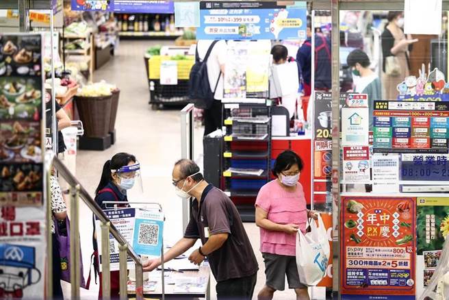 中央宣布13日起「微解封」，卻反遭民眾痛批不倫不類。(示意圖／鄧博仁攝)