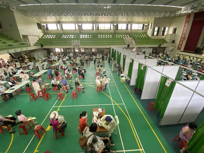 台南市8日起为公私立幼儿园教职员工施打疫苗，私幼业者原盼打完疫苗，下周解封即可復课，如今警戒再延长，业者一片哀嚎。（曹婷婷摄）