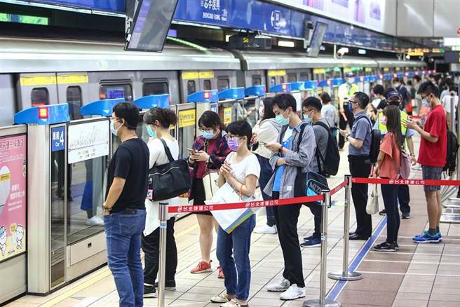 全国三级警戒延长至7月26日，不过随着公司行号恢復正常上班，捷运站人潮已逐渐回笼。(资料照/邓博仁摄)