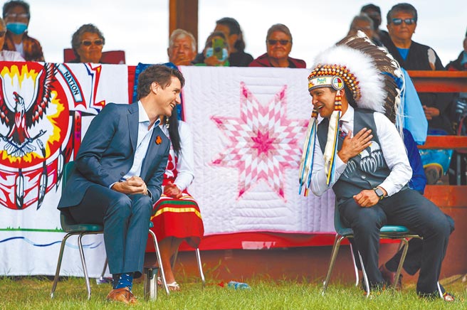 加拿大总理杜鲁道（左）7日前往原住民居住部落，与原住民对话。加国最近接连在天主教寄宿学校旧址发现原住民儿童的无名冢和遗骸，杜鲁道亟欲改善和弥补政府与原住民的关系。（摘自加拿大总理杜鲁道推特）