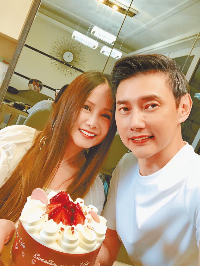 包伟铭（右）日前欢庆生日，老婆刘依纯送上惊喜大餐。（翰森娱乐提供）