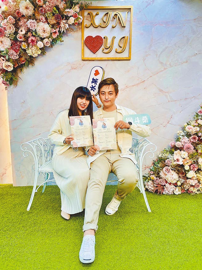 包庭政（右）2个月前与未婚妻元元登记结婚。（包庭政提供）