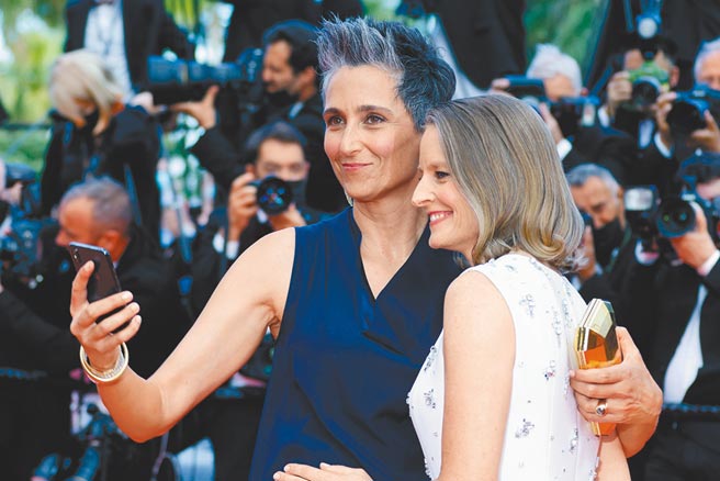 茱蒂佛斯特（右）昨與妻子亞莉珊卓海德森一同步上坎城影展開幕式紅毯。（路透）