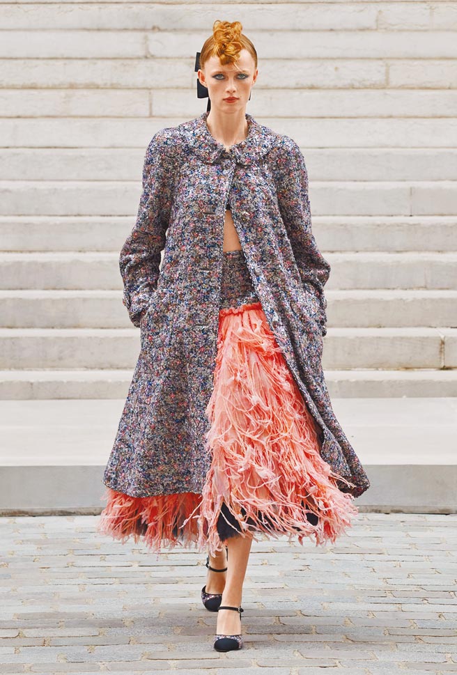 宛如画布上描点而出的艺术作品，香奈儿本季的高级订制服充满艺术感。（香奈儿提供）