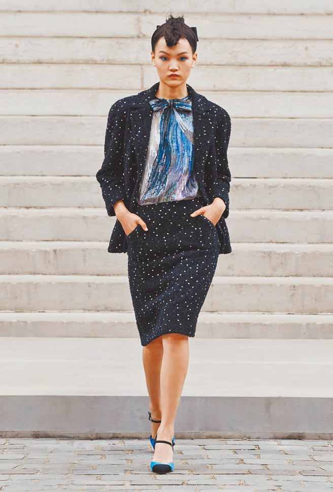 如同仰望星空，亮片缀饰的上衣让人想到自然界的美丽冰河。（香奈儿提供）