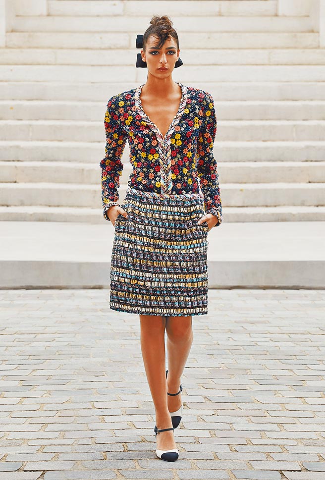 充满印象派风格的花卉设计，为灰色的冬天带来另一股明亮的希望。（香奈儿提供）