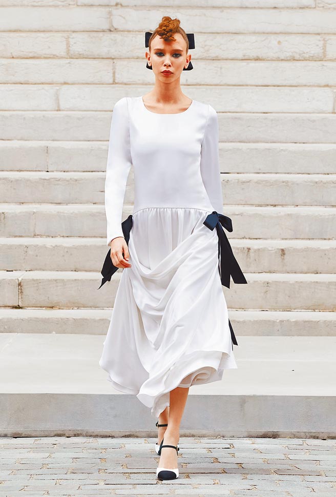 透过白与黑带出充满个性的艺术少女轮廓。（香奈儿提供）