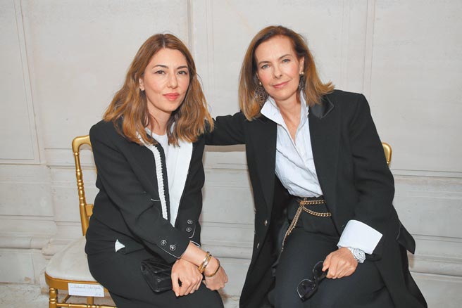 掌镜人之一的苏菲亚柯波拉（左）与法国女演员卡洛波桂两人身穿最能代表香奈儿精神的服装，一同出席本次高级订制服走秀现场。（CFP）