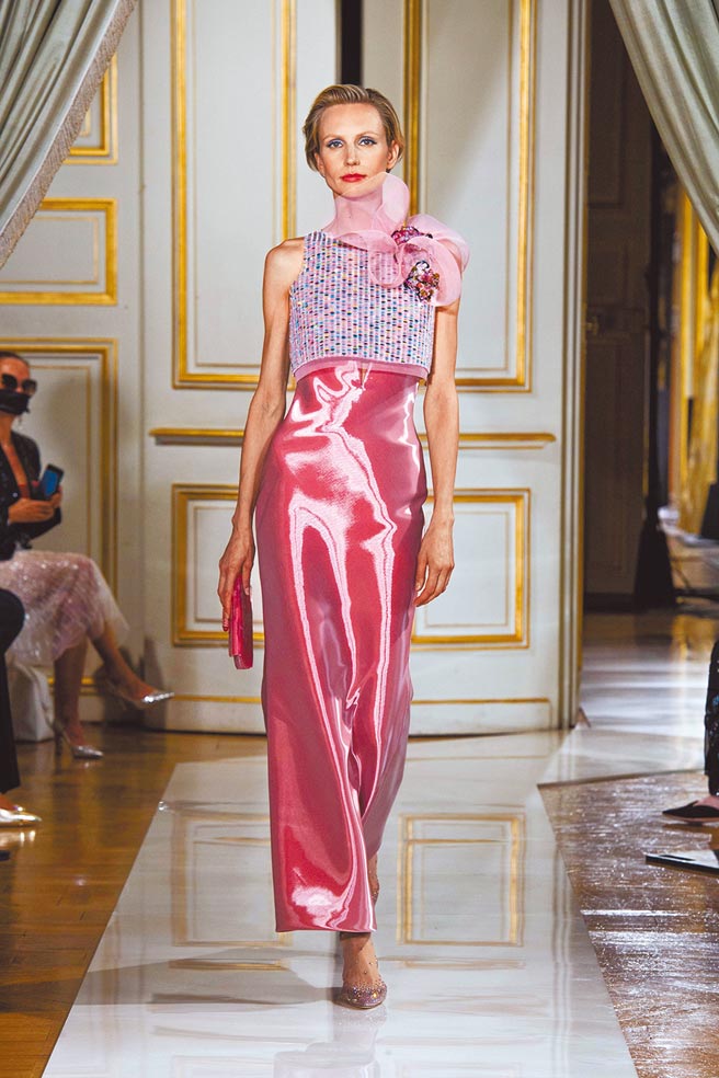 流動的光澤與粉嫩色系，讓人好像一腳踏入造物主花園。（Giorgio Armani提供）