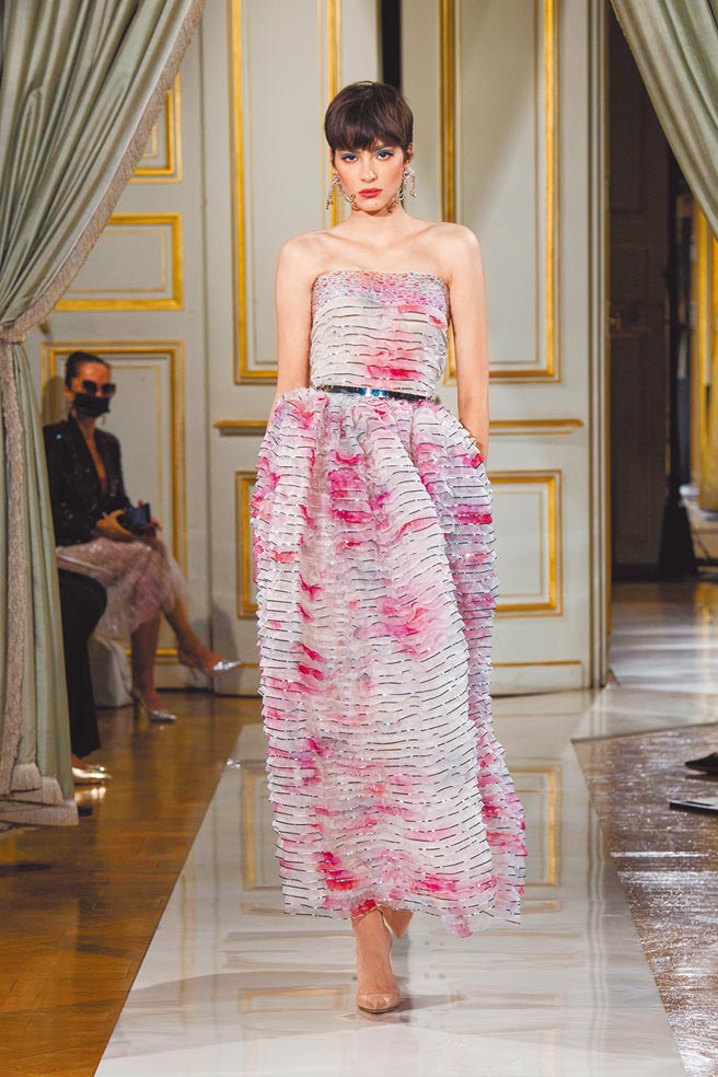 精緻的手工金屬線縫紉讓人過目難忘。（Giorgio Armani提供）