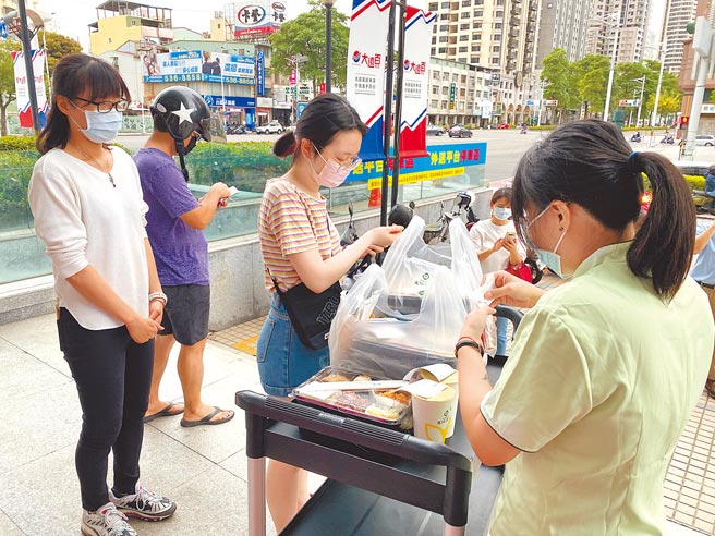 远百人潮缓步回升，主因为学生放暑假，採购需求大。（远百提供）