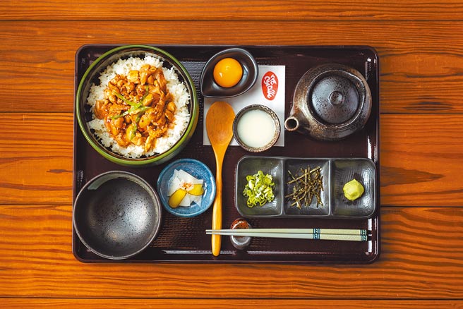 京站今（8日）带来了街边店一鹭炭火烧鸟工房在百货开设全新型态串烧店一鹭Express于4楼正式开幕，12日前试营运期间享外带餐点均享9折优惠。（京站提供）