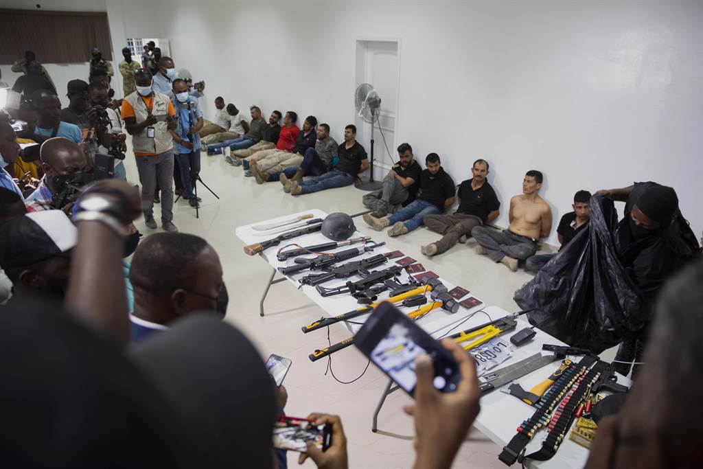 美籍嫌犯供称，他们接下的任务是活捉摩依士，而不是暗杀。图为海地警方展示被逮捕的嫌犯和缴获的物品。（图／美联社）(photo:ChinaTimes)
