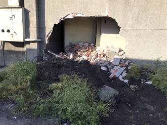 中櫃高壓電氣機房外牆 被貨櫃車撞破一個大洞