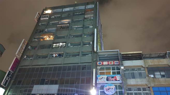 高市三民区一栋大楼8日晚间惊传女子猝死男网友租屋处案，警方将男网友留置调查。（读者提供／石秀华高雄传真）