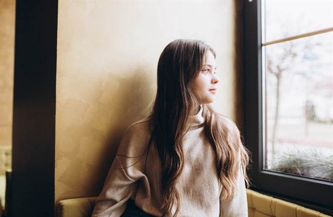 面对感情，处女座、双鱼座、摩羯座的人容易多虑，导致与好桃花擦肩而过。（图／Shutterstock）