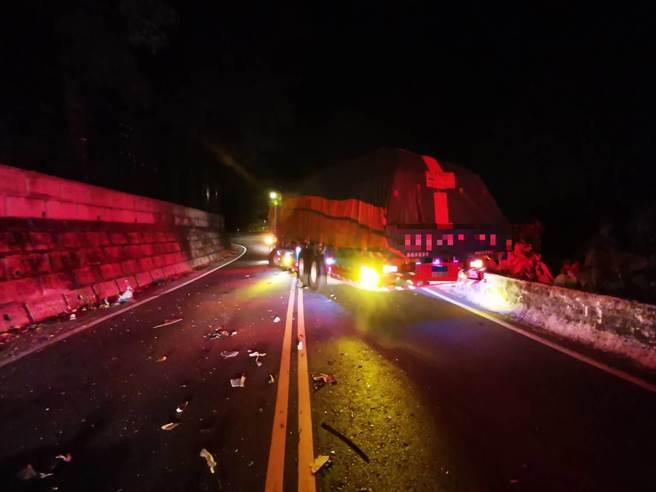 46歲陳姓男子駕駛豐田86跑車，今（9日）凌晨2時許行經新北市新店區北宜公路15.3公里轉彎處，豐田86跑車跨越雙黃線，直接撞上對向的大貨車，陳男一度受困車內。（翻攝畫面／葉書宏新北傳真）